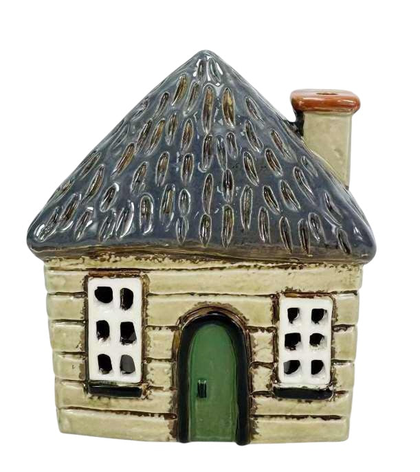 LH093 Green Door Thatch Cottage